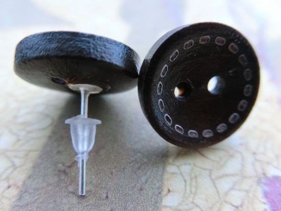 Preview: Holzknopf Ohrstecker mit Naht Gravur Holz Natur